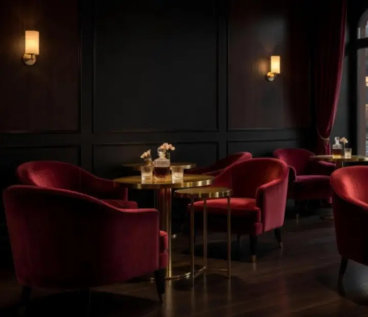 Salon privé de Bistro Velours avec fauteuils en velours et lumière dorée